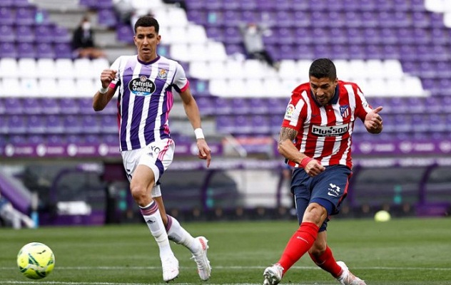 Pemain Atletico Madrid Luis Suarez mencetak gol kedua ke gawang Real Valladolid pada kejuaraan La Liga Santander di Estadio Jose Zorilla, Valladolid, Spanyol,