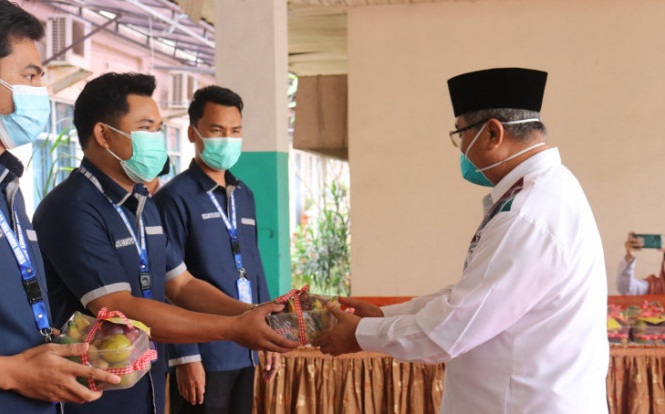 enyerahan paket buah untuk nakes dan pasien COVID-19