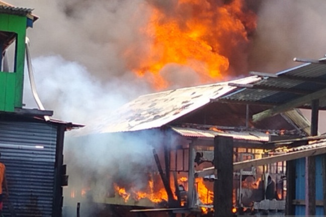 Kebakaran di Komplek Borobudur, Kelurahan Padarni, Kabupaten Manokwari Barat, Papua Barat, melalap ratusan rumah nelayan setempat,