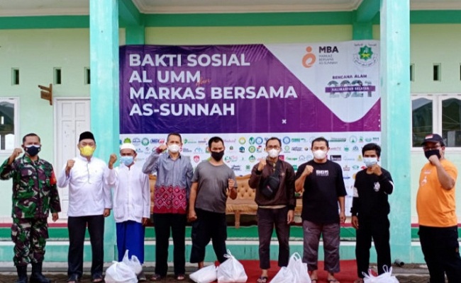 Penyerahan bantuan paket sembako kepada warga HST dari Al Umm HST dan MBS,