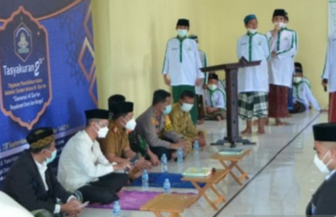 Wakil Bupati Barito Kuala H Rahmadian Noor melakukan tes hafalan para santri pada tasyakuran ke-2 tahun Pondok (Ponpes) Islamic Center Istana Al-Qur'an,